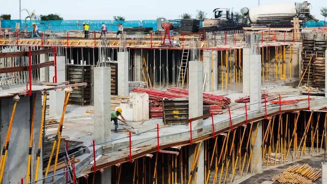 Chantier Cogelas — équipes au travail sur un chantier de gros œuvre