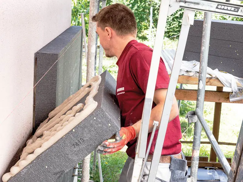 Façade en cours d'isolation thermique par l'extérieur (ITE) Cogelas